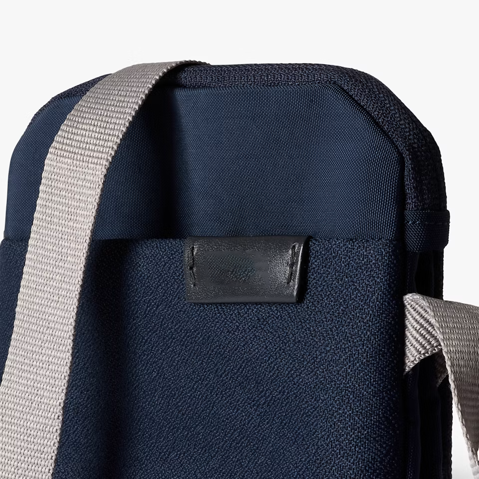 Cienka mała torba crossbody o pojemności 1L do codziennego noszenia